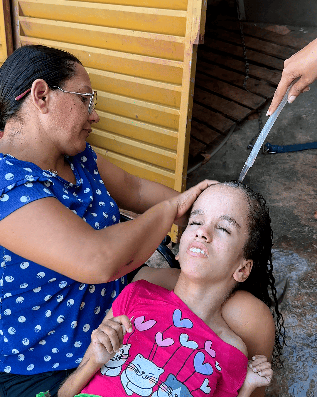 Sem estrutura adequada, dar banho em Ana Júlia é muito difícil.