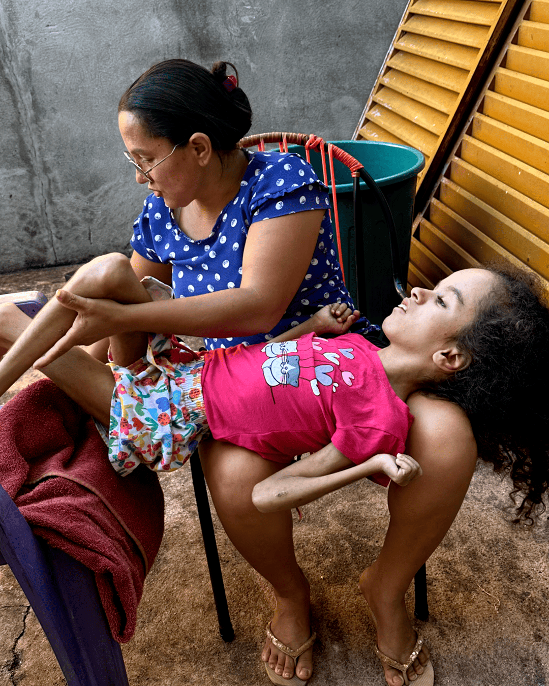 Mãe e filha estão enfrentando uma luta muito difícil.