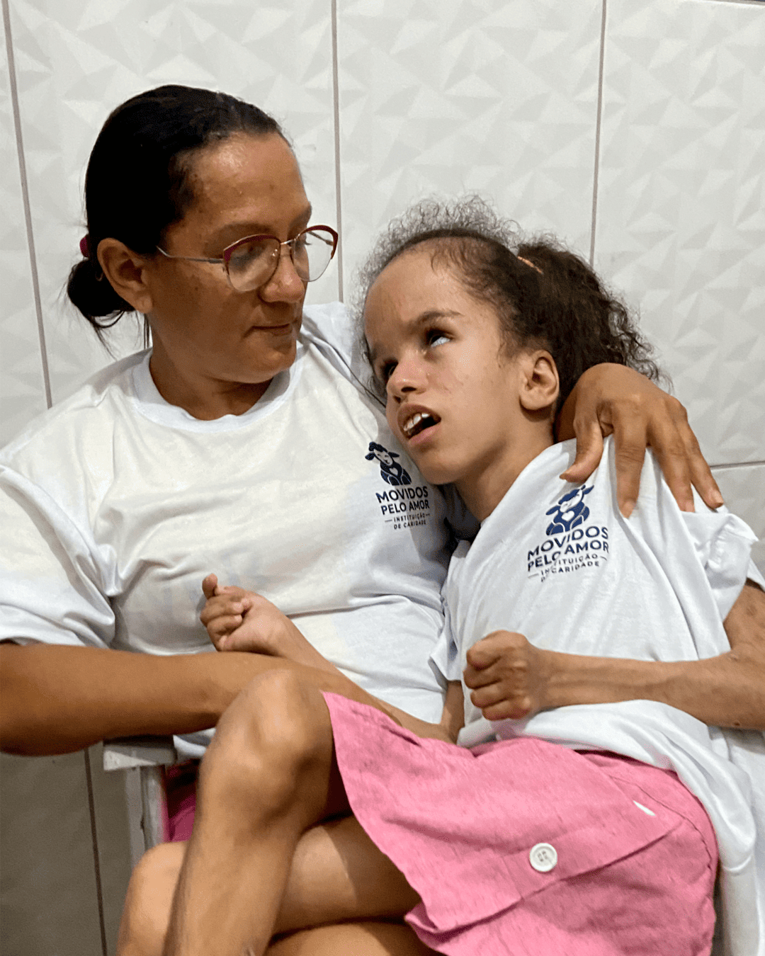 Sem a sua ajuda, ela pode perder a casa e o tratamento.