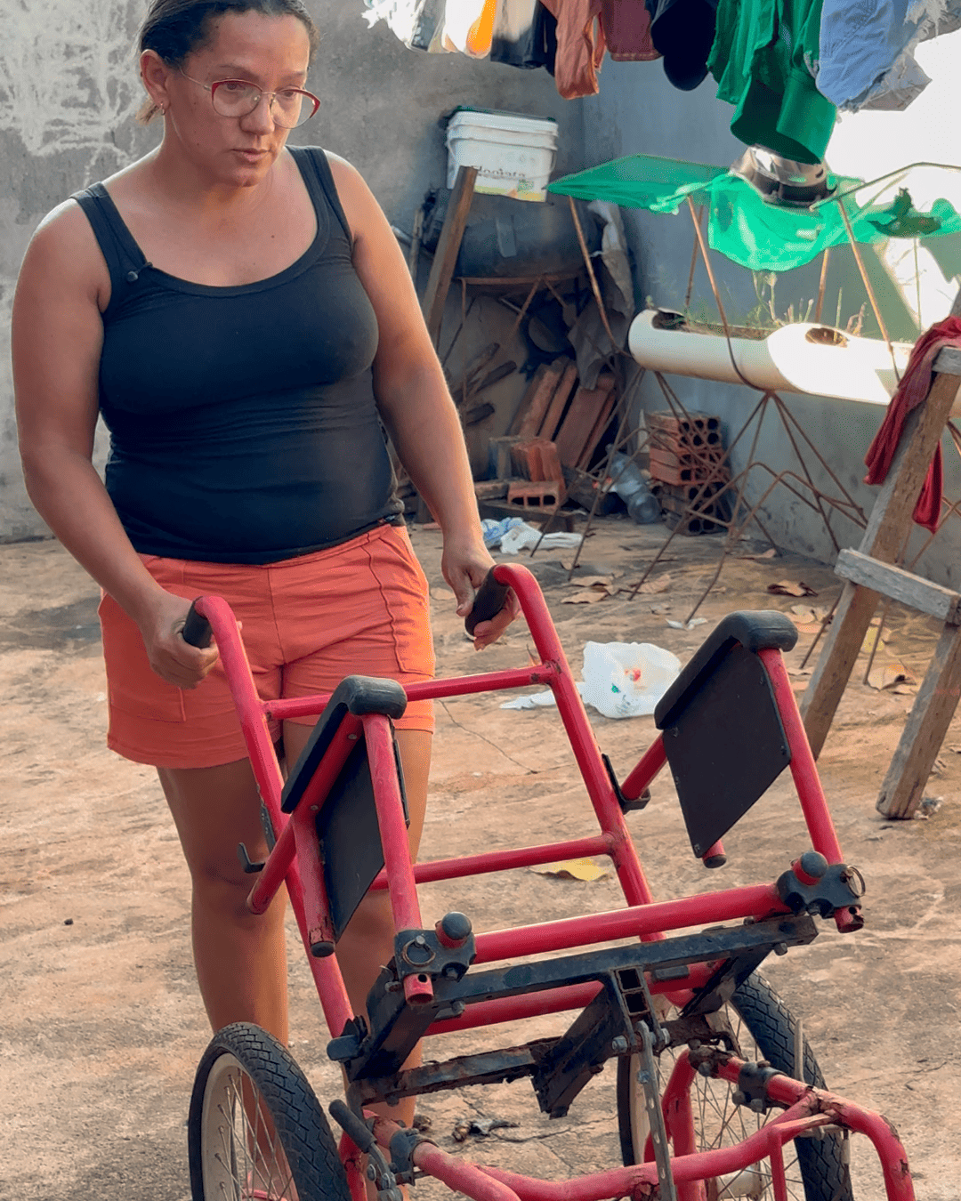 A cadeira atual, quebrada, não atende às necessidades de Ana Júlia.
